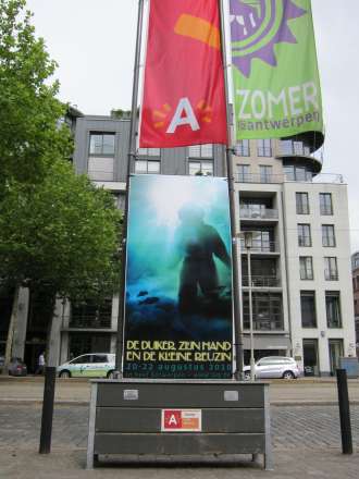 De Duiker, zijn hand en de Kleine Reuzin foto affiche